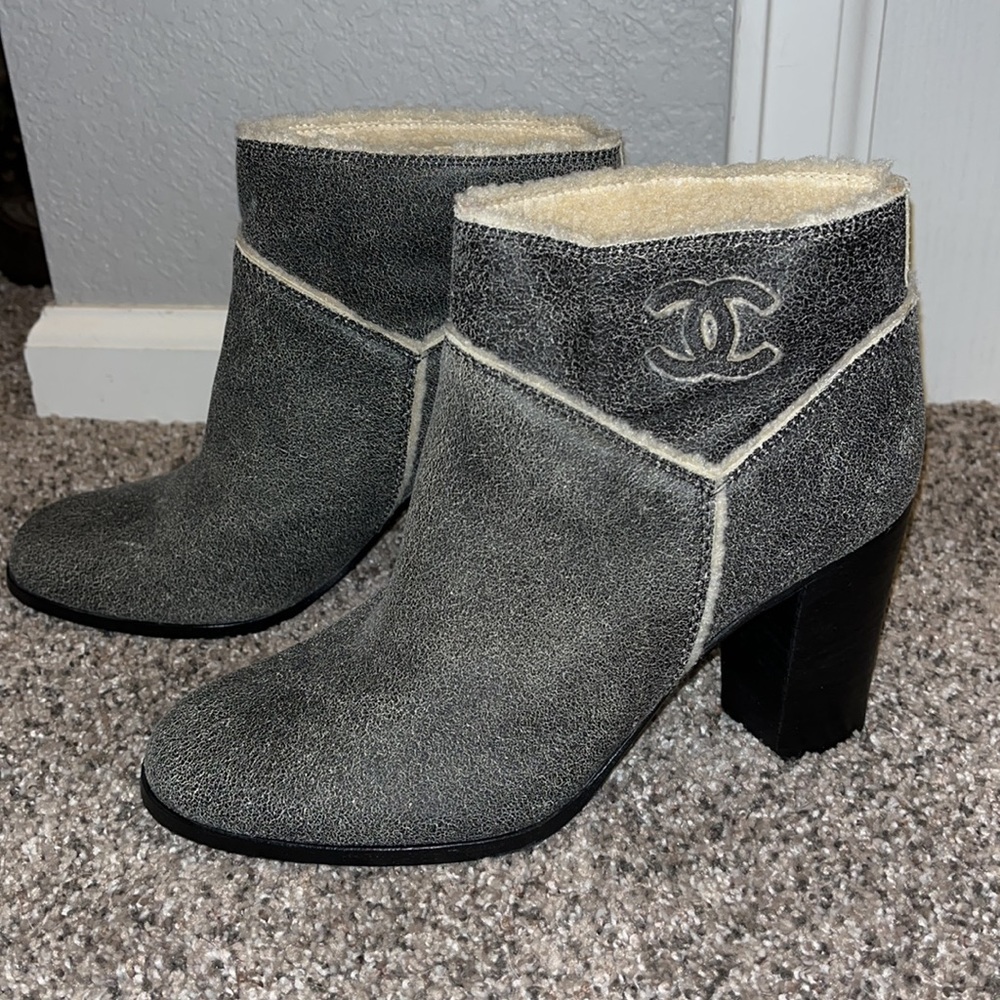 Chanel Leather Ankle Boots .37. NWOT. Grey. Interlocking CC Logo.Shearling Trim.